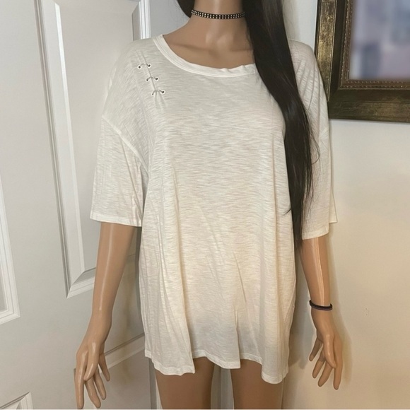 NWOT Socialite Lovely White T Shirt With Silver Rings - Picture 1 of 5